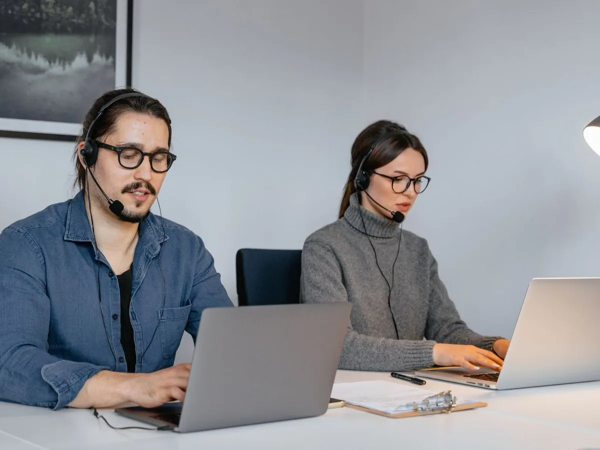 Support consultants working with headsets